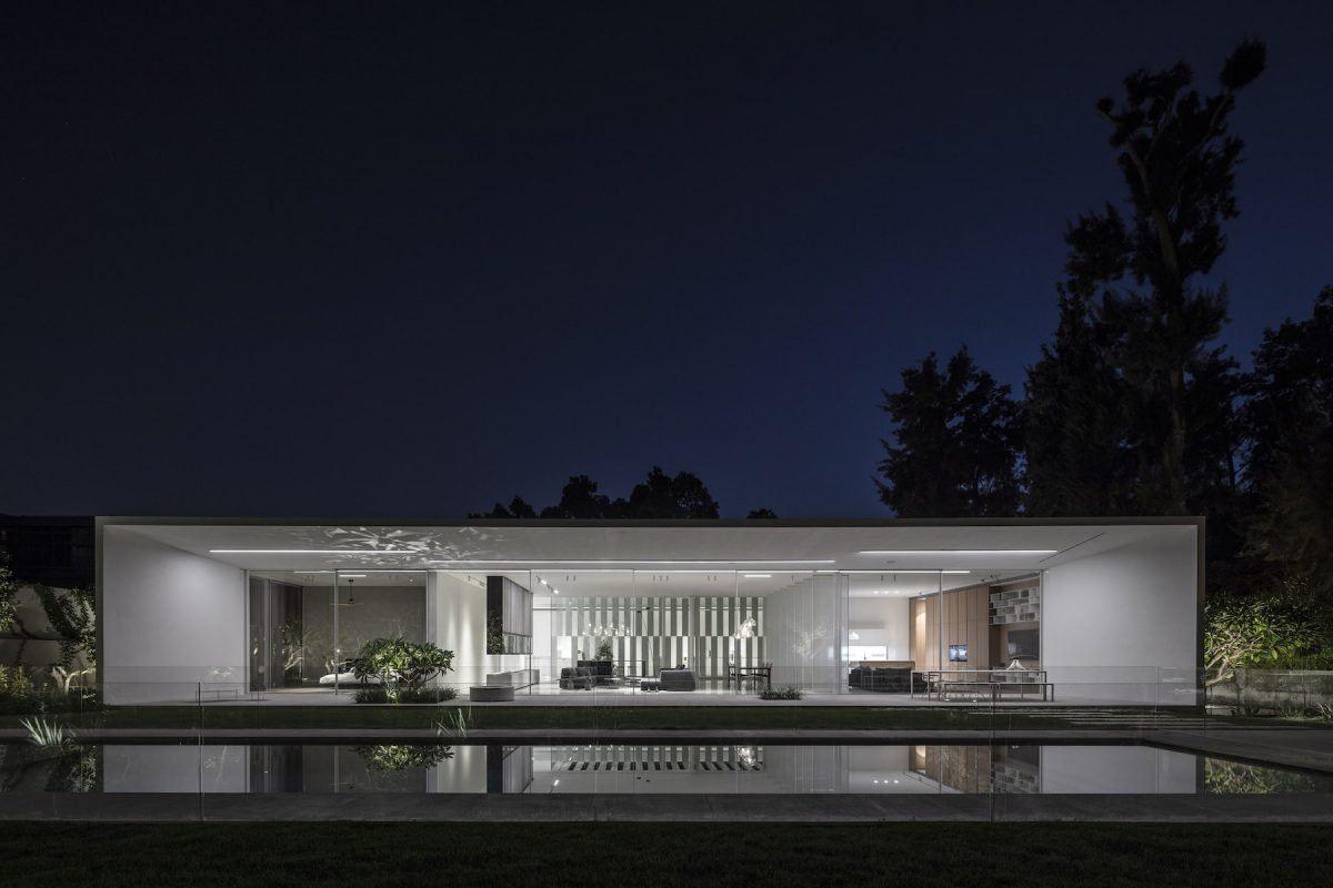Private House תכנון אדריכלי של גופי תאורה במנה הבית מבט מבחוץ על ידי דורי קמחי